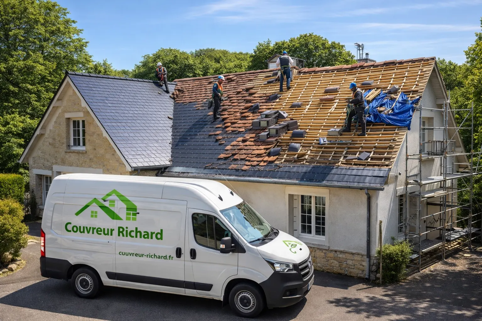 Équipe de couvreurs réalisant un remplacement de toiture sur une maison en Yvelines : pose d’ardoises neuves et dépose de tuiles anciennes, avec échafaudage et camion Couvreur Richard.